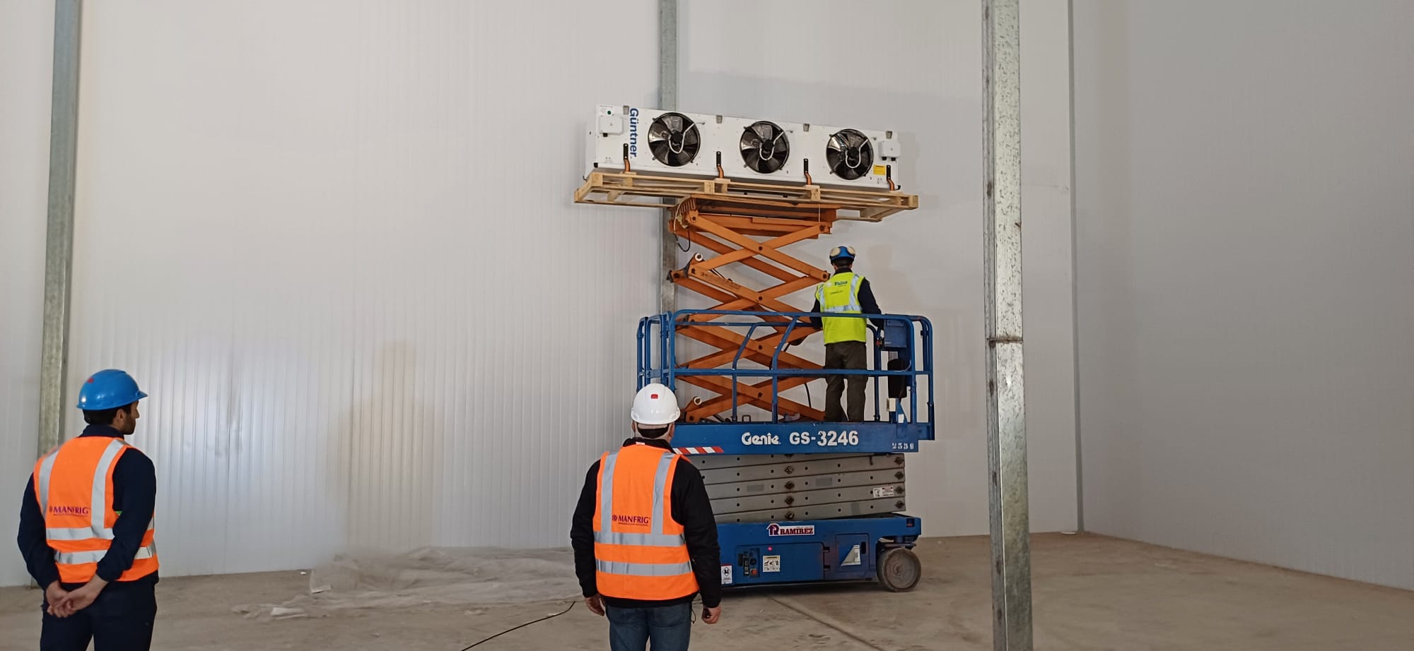 Técnico instalando cámara de frío industrial en Uruguay